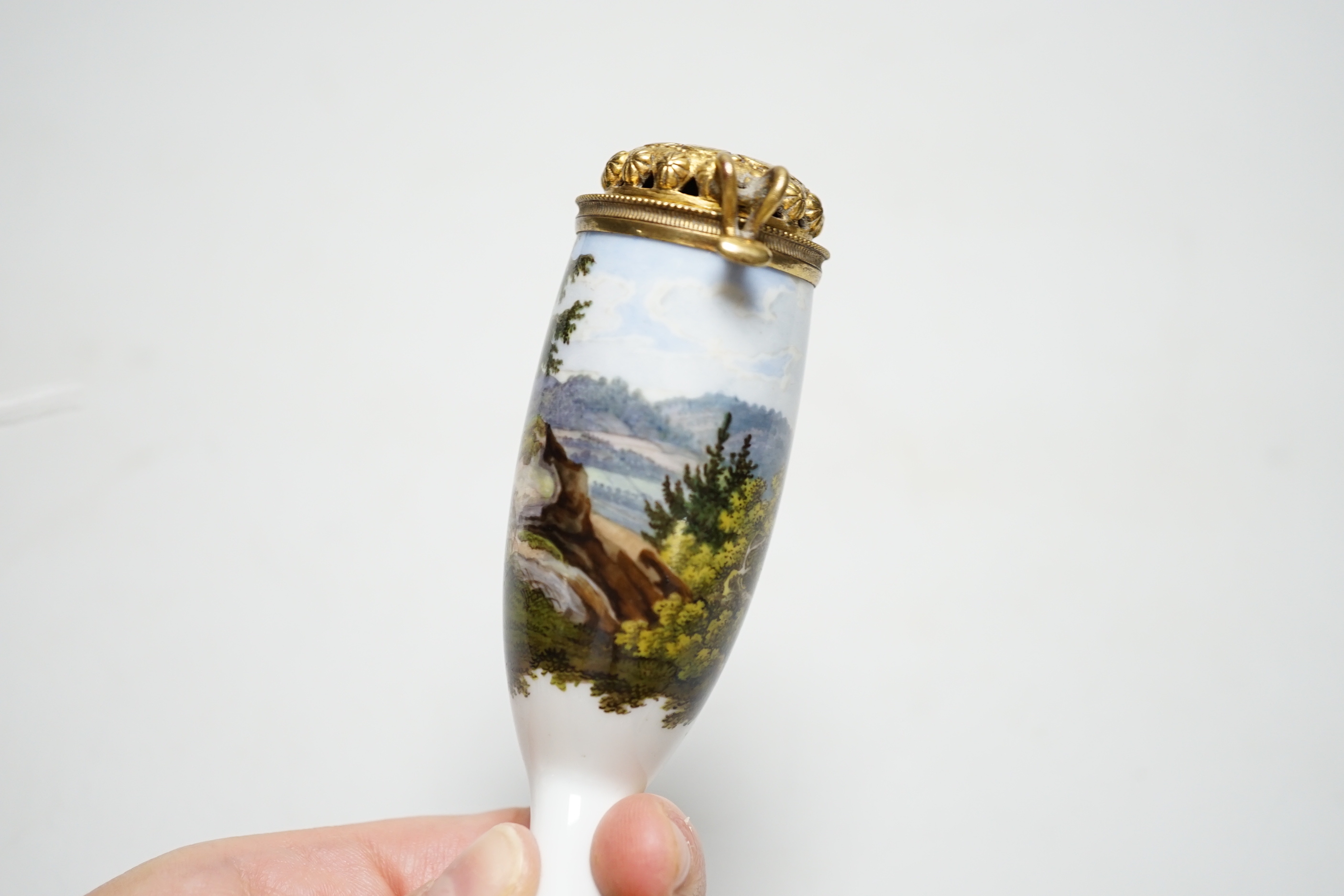 A late 19th century Meissen ‘boar hunting’ tobacco pipe, 10.5cm